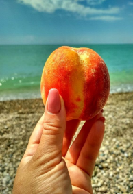 Персик на пляже